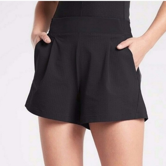 Athleta Pants - Athleta Textured Brooklyn Shorts In Black Size 4